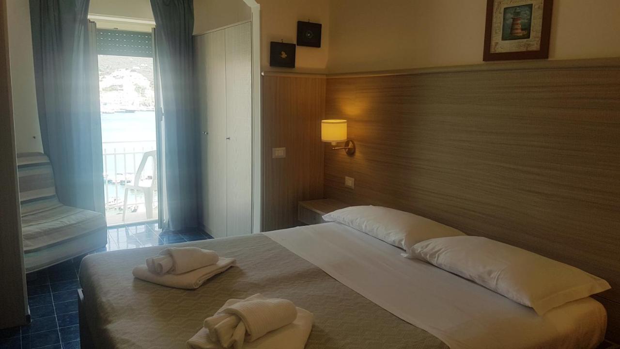 Hotel La Baia Понца Экстерьер фото