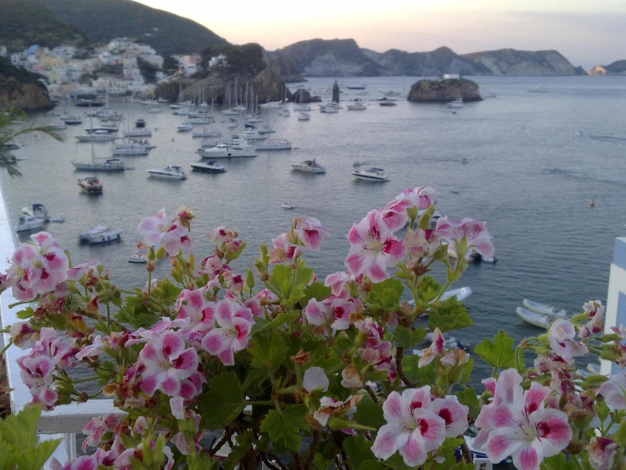 Hotel La Baia Понца Экстерьер фото